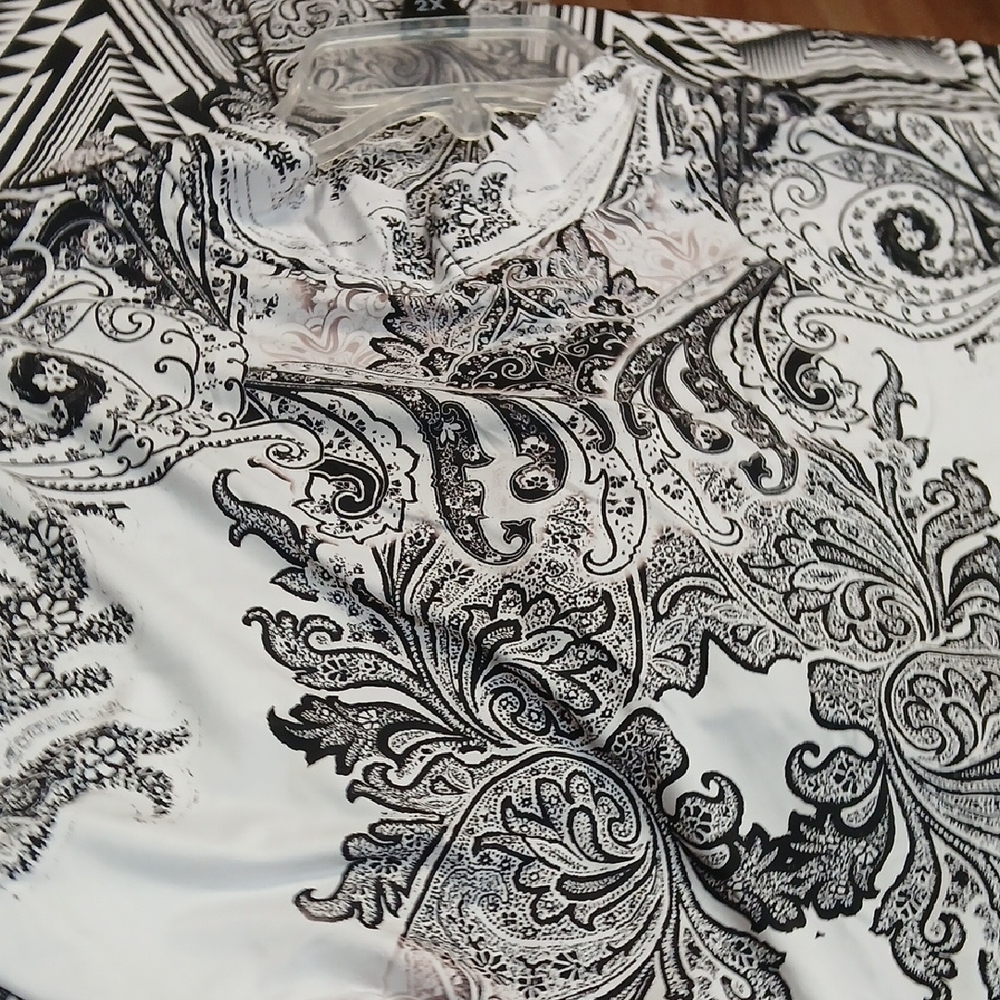 Sleeveless Black & White Paisley Maxi Dress - Women - Picture 5 of 6